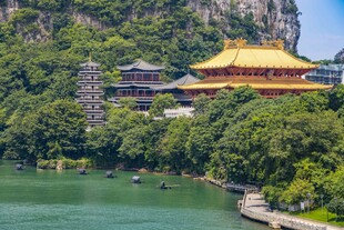 山水间的中式古建筑景观