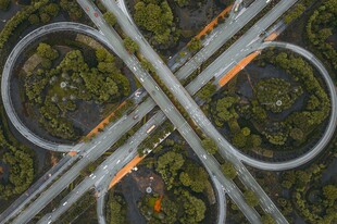 空中俯瞰交叉环形公路
