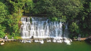 山间瀑布下的碧绿潭水