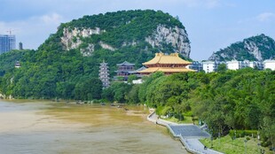 江边青山间的古典建筑