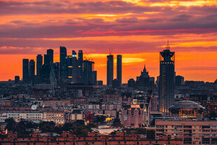 夕阳下的城市天际线景观