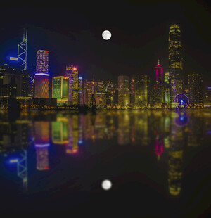 香港璀璨夜景倒映水面