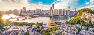 城市天际线与河畔美景