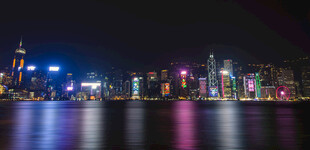 香港璀璨夜景映照水面