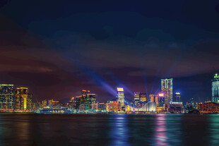 城市璀璨夜景映于水面