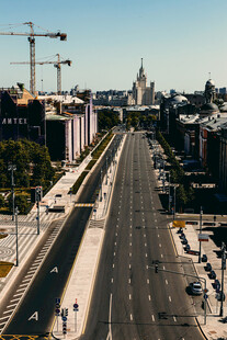 城市道路与远处建筑景观