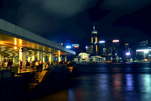 香港夜景下的繁华码头