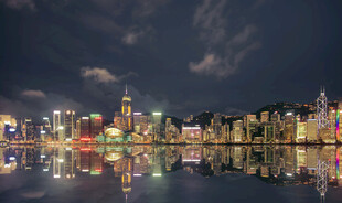 城市璀璨夜景水面倒影