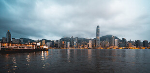 城市河畔黄昏天际线景观