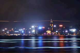 城市夜景下的波光粼粼
