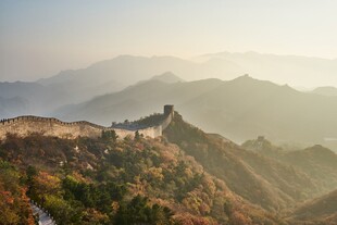 秋日长城山峦间壮丽风光