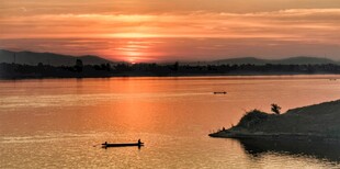 夕阳下宁静的湖岸美景