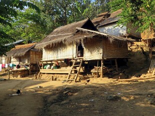 乡村茅草屋质朴生活场景