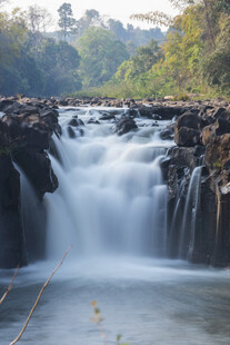 山间瀑布美景