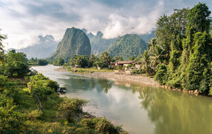 山水相依的秀丽自然风景