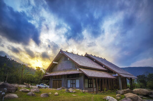 夕阳下的山间木屋