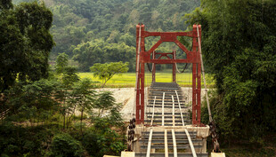 山间红桥横跨铁轨