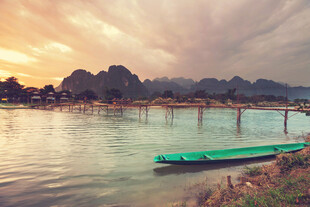 夕阳下宁静的山水小船景