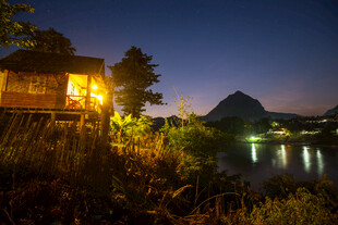 湖畔木屋夜景静谧美好