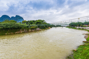 河畔风光远处悬索桥美景