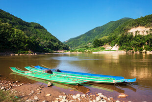 河畔绿舟青山碧水美景