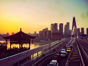 夕阳下城市桥梁与古典建筑