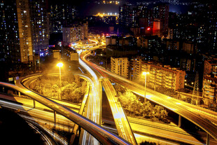 城市夜景中的交错公路