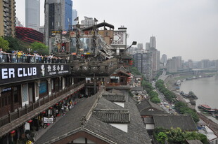 重庆洪崖洞旁城市景观