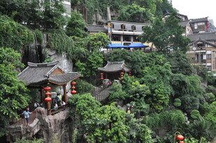 山间古建隐于葱郁林木间