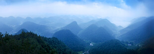 云雾缭绕的山峦美景