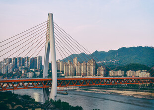 城市跨江大桥与天际线景观
