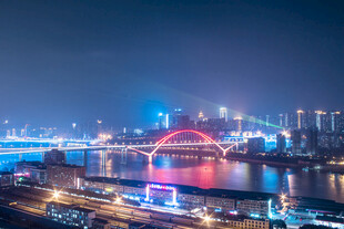 城市璀璨夜景中的绚丽桥梁