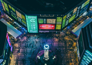 城市夜景中的街头艺术景象