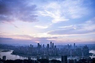 城市天际线的黄昏美景