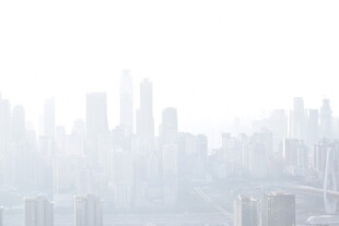 雾中都市景观