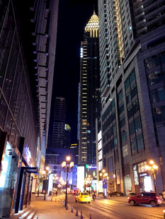 都市夜晚繁华街道景象