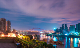 城市河畔绚丽夜景