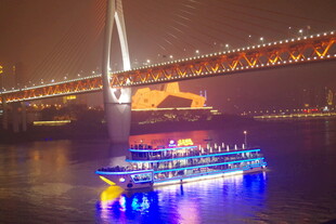 重庆夜景中的游船与大桥