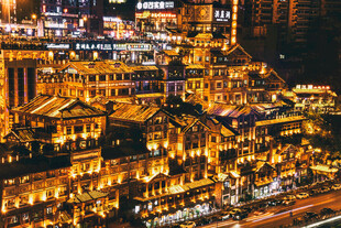 璀璨夜景下的繁华欧式建筑群