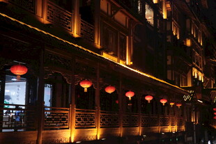 古街夜景红灯笼点亮夜色