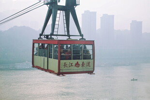 城市上空的缆车