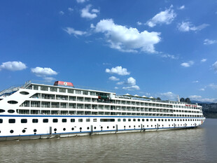 江上大型豪华游轮
