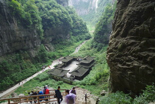 峡谷栈道上的游客身影