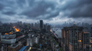 城市暴雨前夕的阴沉景象