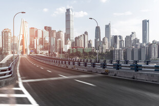 城市公路与天际线景观