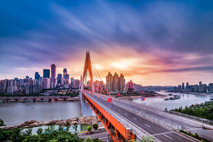 城市黄昏美景中的高架桥