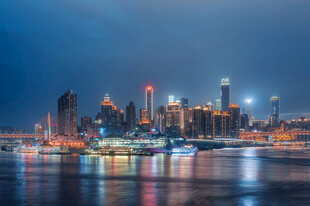 城市夜景璀璨的河畔风光