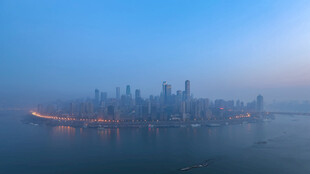 城市天际线夜景雾霭朦胧