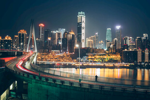 城市夜景中的璀璨桥梁