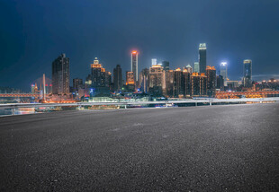 城市夜景下的空旷路面